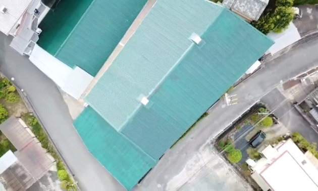スレート屋根のポリウレア樹脂コーティングの工事の模様をドローン撮影したしました